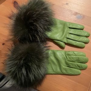 Leather gloves with a real fox fur trim